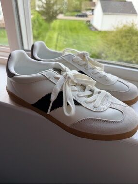 Universal Thread White Sneakers with Black Accent and Gum Sole